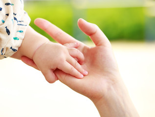 赤ちゃんとお母さんの手