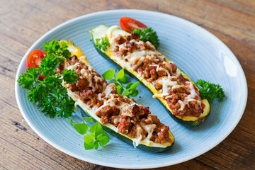 Gefüllte Zucchini