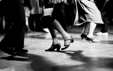 Fototapeta premium Sala balowa z swingowymi nogami tancerzy