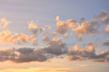 Obraz premium Colorful cloud on blue sky background with sunrise.