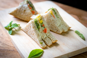 sandwich bread on chopping board