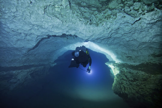 Cave Diving in Hole in the Wall Spring, Merrit's Millpond, Jackson County, Florida