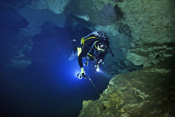 Cave Diving in Hole in the Wall Spring, Merrit's Millpond, Jackson County, Florida