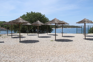 viele Sonnenschirme am Strand