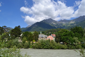 Fototapeta na wymiar Inn mit Berglandschaft in Innsbruck