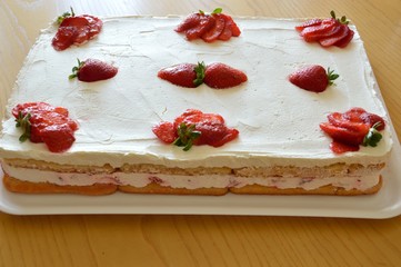 strawberry cake with cream