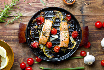 Pieczony łosoś z przyprawami