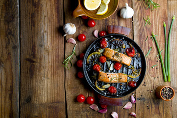 Pieczony łosoś z przyprawami