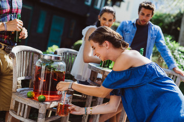 Frau holt sich Getränk von Bar