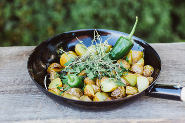 Kartoffelpfanne mit Paprika, Chili und Kräuter