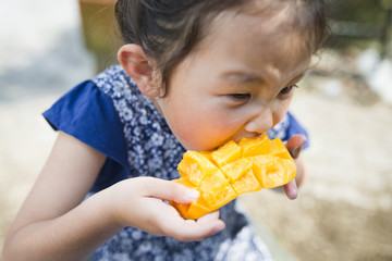 マンゴーを食べる女の子