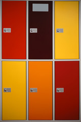 Schließfächer mit Zahlenschloss  / Nebeneinander gereihte Schließfächer mit Zahlenschloss in einem Schulgebäude zur Aufbewahrung von Kleidung und Wertsachen.