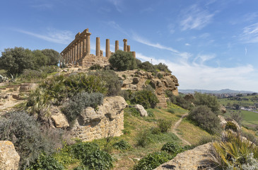 Fototapeta premium Temple of Juno on the rocky crest in Valley of the Temples near Agrigento, Sicily, Italy 