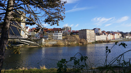Stadt am Fluss/Blick auf die Neiße und Zgorzelec, den polnischen Teil von Görlitz in Sachsen, blauer Himmel und weiße Wolken.