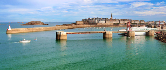 Fototapeta na wymiar Jetée et baie de Saint-Malo