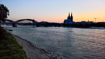 Köln. Sonnenuntergang am Rhein 