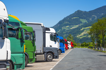 camions sur parking autoroute