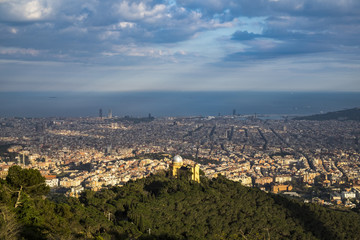 Obraz premium Panoramic view of the Barcelona from Tibidabo mountain