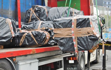 Carga con grúa de paquetes de placas de amianto dentro de un camión trailer (1)