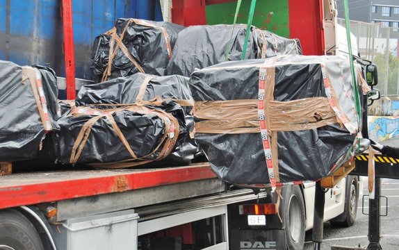 Carga con gr&uacute;a de paquetes de placas de amianto dentro de un cami&oacute;n trailer (1)