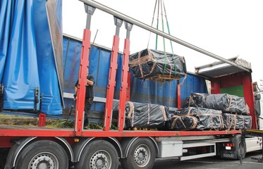Carga con grúa de paquetes de placas de amianto dentro de un camión trailer (2)