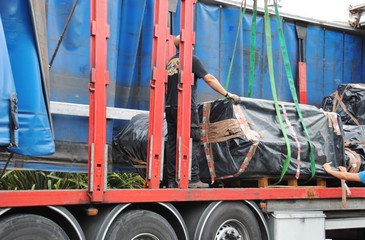Carga con grúa de paquetes de placas de amianto dentro de un camión trailer (5)