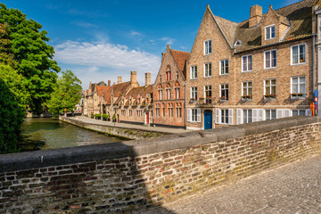 Fototapeta premium Bruges (Brugge) cityscape with water canal and bridge