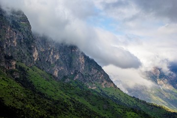 Obraz na płótnie Canvas Горный пейзаж, красивый вид на живописное ущелье в облаках, пасмурная погода, природа Северного Кавказа