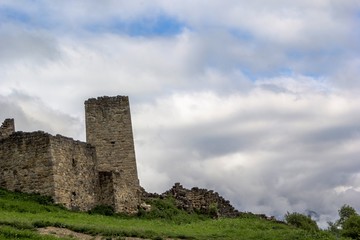 Fototapeta na wymiar Старая башня на скалах в живописном горном ущелье, горный пейзаж, архитектура, достопримечательности Северного Кавказа