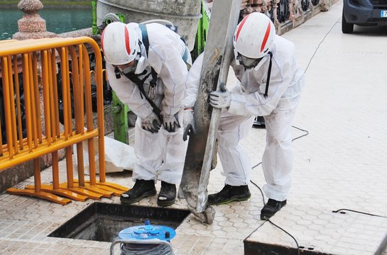 
Trabajadores retiran tuberías de amianto del interior de un puente en San Sebastian (España) 