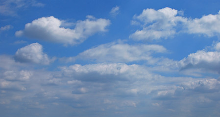 Ciel d'été nuageux