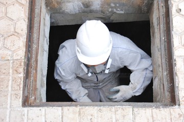 Trabajadores retiran tuberías de amianto del interior de un puente en San Sebastian (España) (2)