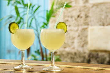 Deux verres de cocktail daiquiri surgelé