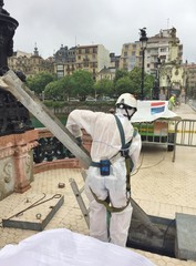 Trabajadores retiran tuberías de amianto del interior de un puente en San Sebastian (España) 