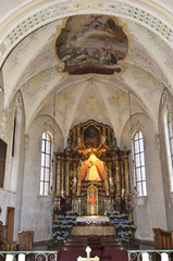 Fototapeta na wymiar Altarraum der Pfarrkirche in Todtmoos, Schwarzwald