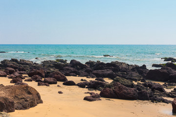 Fototapeta na wymiar Turquise sea with a tropical beach.