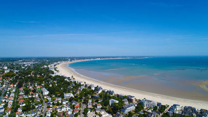 Vue aérienne unique sur la baie de La Baule Escoublac depuis Le Pouliguen, France © altitudedrone