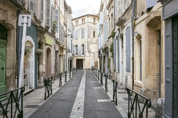 Fototapeta na wymiar Fotogene Gasse in Arles, Südfrankreich