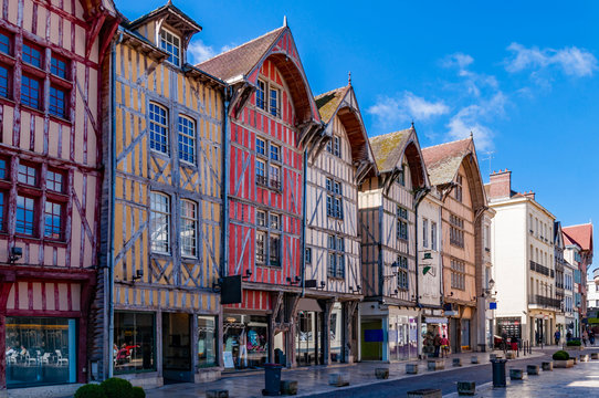 Einkaufsstra&szlig;e mit Fachwerkh&auml;usern in Troyes; Frankreich 