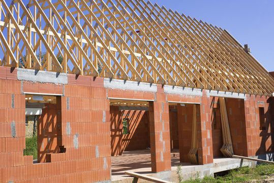 charpente pos&eacute;e sur une maison en construction