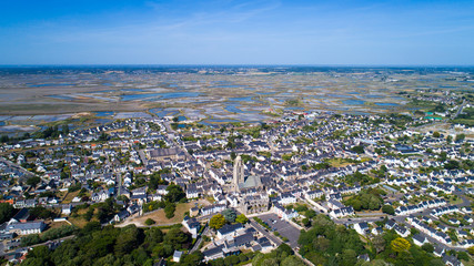 Fototapeta premium Photographie aérienne de la ville de Batz sur Mer et des marais salants de Guérande, France