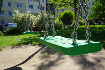 Grüne Schaukel auf dem Spielplatz