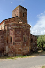 l'abside della chiesa romanica di San Pietro Extramuros presso Bosa (Oristano, Sardegna)