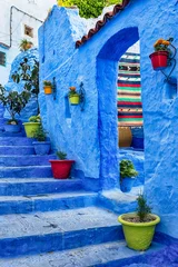 Berühmte blaue Medina mit farbenfrohen Details in Chefchaouen, Marokko. © Anette Andersen
