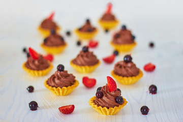 chocolate cupcakes with strawberries and blackcurrant