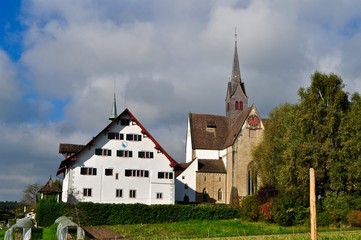 Fototapeta na wymiar Gemeinde Kapell am Albis mit evangelisch reformierter Klosterkirche, Kanton Zürich, Schweiz