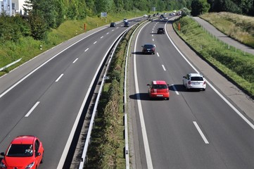 Fototapeta na wymiar Schnellstrasse / Autobahn A3 von Basel über Zürich nach Sargans / Strassenverkehr, Schweiz