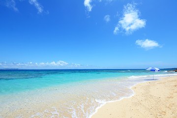 沖縄の青い海とさわやかな空
