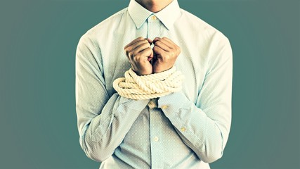 ロープで手を縛られたビジネスマン