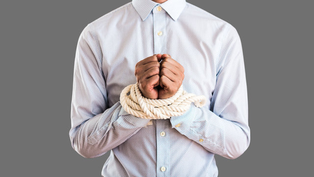 ロープで手を縛られたビジネスマン